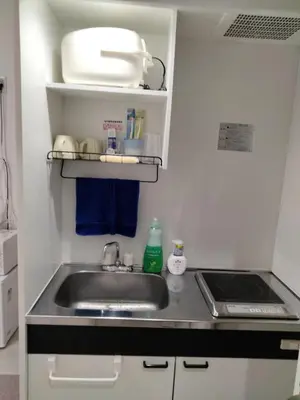 a kitchen with a sink and a counter top at \u6771\u4eac\u5929\u7a7a\u4e4b\u5bb6\u65c5\u9986101\u72ec\u7acb\u516c\u5bd3 \u72ec\u7acb\u536b\u6d74 in Tokyo