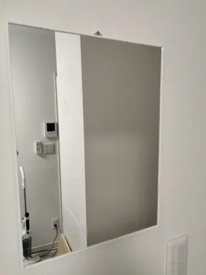 a mirror on the wall of a bathroom at \u6771\u4eac\u5929\u7a7a\u4e4b\u5bb6\u65c5\u9986101\u72ec\u7acb\u516c\u5bd3 \u72ec\u7acb\u536b\u6d74 in Tokyo