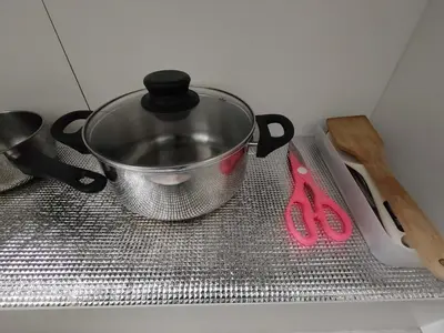a pot and a pair of red scissors on a net at \u6771\u4eac\u5929\u7a7a\u4e4b\u5bb6\u65c5\u9986101\u72ec\u7acb\u516c\u5bd3 \u72ec\u7acb\u536b\u6d74 in Tokyo