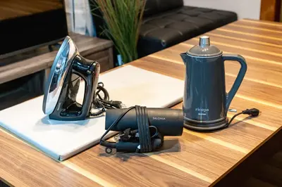 a table with a blender and a tea kettle at \u4e2d\u677f\u6a4b in Tokyo