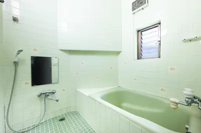 a bathroom with a bath tub and a window at \u4e2d\u677f\u6a4b in Tokyo
