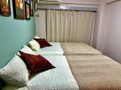 a bedroom with two beds with pillows at G84 Shinjuku center 5 mins to Station, Max 3-\u65b0\u5bbf\u6700\u4e2d\u5fc3 \u6771\u65b0\u5bbf\u7ad95\u5206 \u76f4\u8fbe\u65b0\u5bbf \u6d89\u8c37 \u8868\u53c2\u9053 \u6c60\u888b \u4e0a\u91ce \u4ee3\u4ee3\u6728 \u94f6\u5ea7 \u539f\u5bbf in Tokyo