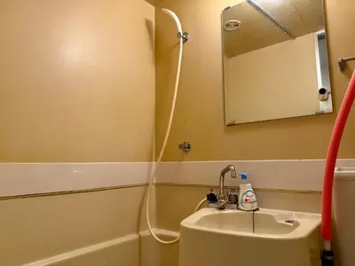 a bathroom with a sink and a mirror at G84 Shinjuku center 5 mins to Station, Max 3-\u65b0\u5bbf\u6700\u4e2d\u5fc3 \u6771\u65b0\u5bbf\u7ad95\u5206 \u76f4\u8fbe\u65b0\u5bbf \u6d89\u8c37 \u8868\u53c2\u9053 \u6c60\u888b \u4e0a\u91ce \u4ee3\u4ee3\u6728 \u94f6\u5ea7 \u539f\u5bbf in Tokyo