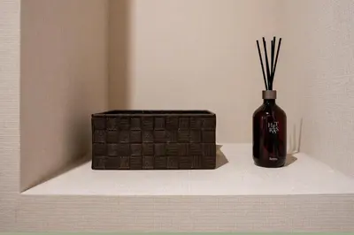 a black vase sitting on a shelf with a basket at Humming Kinshicho 303-202-301 - Vacation STAY 18969 in Tokyo