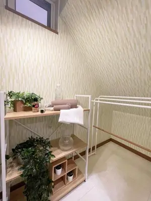 a room with a bed and a table with plants at \u30df\u30ce\u30eb\u30d0\u91d1\u753a in Tokyo