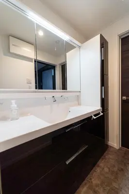 a bathroom with a white sink and a mirror at SATELLITE HOTEL Roppongi 2nd \u30b5\u30c6\u30e9\u30a4\u30c8\u30db\u30c6\u30eb\u516d\u672c\u67282nd in Tokyo