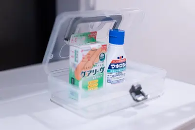 a plastic container with a bottle of toothpaste and a toothbrush at SATELLITE HOTEL Roppongi 2nd \u30b5\u30c6\u30e9\u30a4\u30c8\u30db\u30c6\u30eb\u516d\u672c\u67282nd in Tokyo