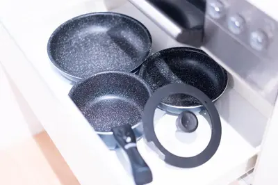 a group of pots and pans sitting in a dishwasher at SATELLITE HOTEL Roppongi 2nd \u30b5\u30c6\u30e9\u30a4\u30c8\u30db\u30c6\u30eb\u516d\u672c\u67282nd in Tokyo
