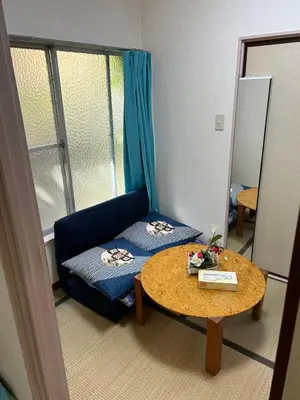 a living room with a couch and a table at \u30cf\u30a4\u30c4\u30c9\u30ea\u30fc\u30e0\u68a6\u60f3\u5c0f\u5c4b in Tokyo