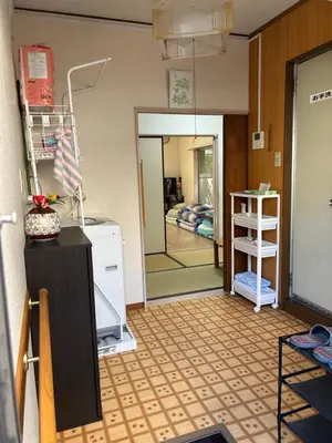 a room with a mirror and a room with a bed at \u30cf\u30a4\u30c4\u30c9\u30ea\u30fc\u30e0\u68a6\u60f3\u5c0f\u5c4b in Tokyo