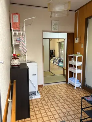 a room with a hallway with a bedroom and a mirror at \u30cf\u30a4\u30c4\u30c9\u30ea\u30fc\u30e0\u68a6\u60f3\u5c0f\u5c4b in Tokyo
