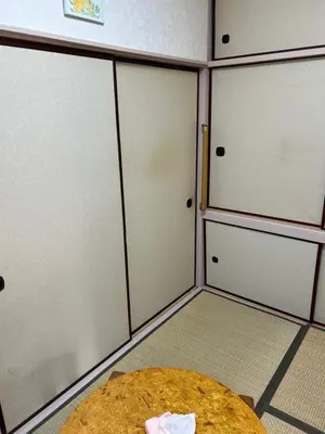 a room with doors and a table in it at \u30cf\u30a4\u30c4\u30c9\u30ea\u30fc\u30e0\u68a6\u60f3\u5c0f\u5c4b in Tokyo
