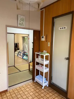 a room with a mirror and a room with a bed at \u30cf\u30a4\u30c4\u30c9\u30ea\u30fc\u30e0\u68a6\u60f3\u5c0f\u5c4b in Tokyo