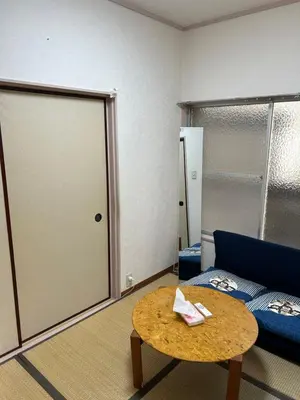 a room with a couch and a table and a door at \u30cf\u30a4\u30c4\u30c9\u30ea\u30fc\u30e0\u68a6\u60f3\u5c0f\u5c4b in Tokyo