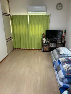 a bedroom with a green curtain and a bed at \u30cf\u30a4\u30c4\u30c9\u30ea\u30fc\u30e0\u68a6\u60f3\u5c0f\u5c4b in Tokyo