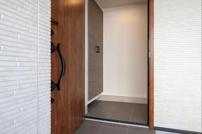 a hallway with a glass door and a hallway with a door at \u6e0b\u8c37\u672c\u753a4\u4e01\u76ee in Tokyo