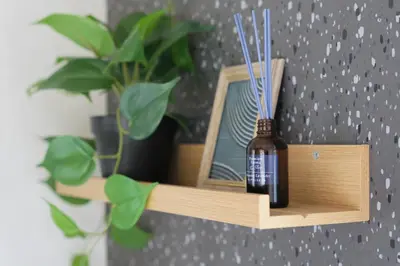 a bottle of beer in a wooden holder with a plant at \u6771\u4eac\u90fd\u5fc315\u5206 \u6210\u7530\u7a7a\u6e2f1\u6642\u9593 \u99c5\u304b\u3089\u5f92\u6b6910\u5206\u306e\u65b0\u88c5\u30de\u30f3\u30b7\u30e7\u30f3 in Tokyo