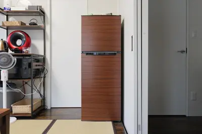 a door leading into a room with a refrigerator at \u6771\u4eac\u90fd\u5fc315\u5206 \u6210\u7530\u7a7a\u6e2f1\u6642\u9593 \u99c5\u304b\u3089\u5f92\u6b6910\u5206\u306e\u65b0\u88c5\u30de\u30f3\u30b7\u30e7\u30f3 in Tokyo