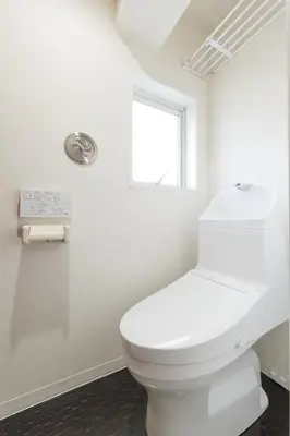 a white bathroom with a toilet and a window at \u6771\u4eac\u90fd\u5fc315\u5206 \u6210\u7530\u7a7a\u6e2f1\u6642\u9593 \u99c5\u304b\u3089\u5f92\u6b6910\u5206\u306e\u65b0\u88c5\u30de\u30f3\u30b7\u30e7\u30f3 in Tokyo