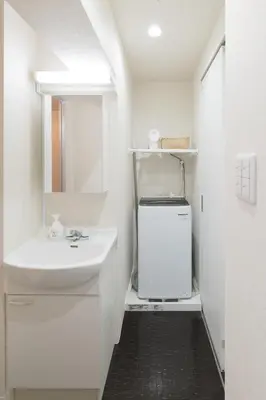 a small white bathroom with a sink and a mirror at \u6771\u4eac\u90fd\u5fc315\u5206 \u6210\u7530\u7a7a\u6e2f1\u6642\u9593 \u99c5\u304b\u3089\u5f92\u6b6910\u5206\u306e\u65b0\u88c5\u30de\u30f3\u30b7\u30e7\u30f3 in Tokyo
