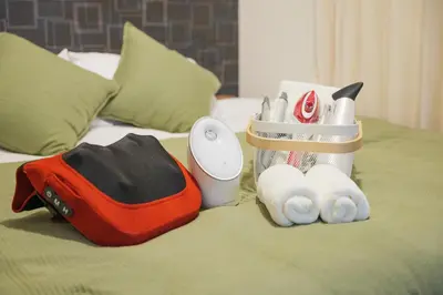 a group of items sitting on a bed at \u6771\u4eac\u90fd\u5fc315\u5206 \u6210\u7530\u7a7a\u6e2f1\u6642\u9593 \u99c5\u304b\u3089\u5f92\u6b6910\u5206\u306e\u65b0\u88c5\u30de\u30f3\u30b7\u30e7\u30f3 in Tokyo