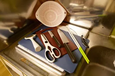 a group of kitchen utensils sitting on top of a counter at \u30b9\u30ab\u30a4\u30d4\u30a2\u9ad8\u7802 201 in Tokyo
