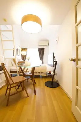 a room with a table and chairs and a bed at \u30b9\u30ab\u30a4\u30d4\u30a2\u9ad8\u7802 201 in Tokyo