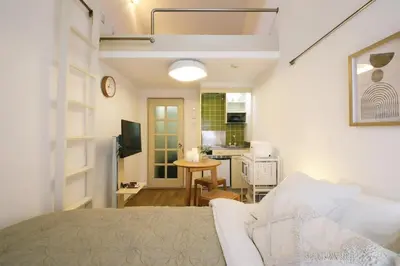 a living room with a couch and a kitchen at \u30b9\u30ab\u30a4\u30d4\u30a2\u9ad8\u7802 206 in Tokyo