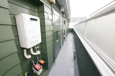 an empty corridor of a building with aperature at \u30b9\u30ab\u30a4\u30d4\u30a2\u9ad8\u7802 206 in Tokyo
