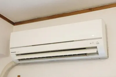 a air conditioner on the ceiling of a room at \u5bdb\u6c38\u5bfa\u5742\u30cf\u30a4\u30e0 501 in Tokyo