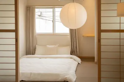 a bedroom with a bed with a window and a lamp at 大田Nishikōjiya hotel-OT0368 in Tokyo
