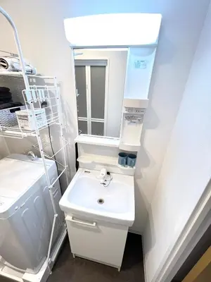 a white bathroom with a sink and a mirror at \u6c60\u888b \u5de3\u9d28 YMhotel \u6700\u592718\u540d\u53ef-ikebukuro sugamo- in Tokyo