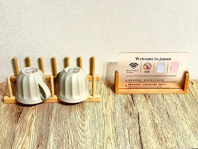 a wooden holder with two tea pots and a box at \u6c60\u888b \u5de3\u9d28 YMhotel \u6700\u592718\u540d\u53ef-ikebukuro sugamo- in Tokyo