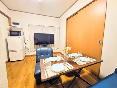 a dining room with a table and a television at jr\u65b0\u5c0f\u5ca9\u99c5\u307e\u3067\u5f92\u6b698\u5206,\u8cb8\u5207\u89b3\u5149\u6700\u9069,\u6771\u4eac\u99c5\u307e\u306720\u5206 in Tokyo