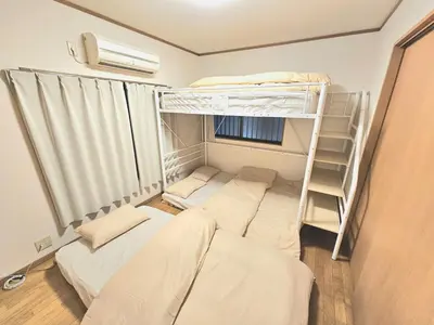 a room with three bunk beds and a window at jr\u65b0\u5c0f\u5ca9\u99c5\u307e\u3067\u5f92\u6b698\u5206,\u8cb8\u5207\u89b3\u5149\u6700\u9069,\u6771\u4eac\u99c5\u307e\u306720\u5206 in Tokyo
