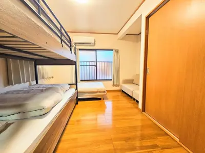 a room with two bunk beds and a hallway at jr\u65b0\u5c0f\u5ca9\u99c5\u307e\u3067\u5f92\u6b698\u5206,\u8cb8\u5207\u89b3\u5149\u6700\u9069,\u6771\u4eac\u99c5\u307e\u306720\u5206 in Tokyo