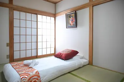 a room with a bed in a room with windows at \u5171\u4eab\u536b\u6d74 \u72ec\u7acb\u5367\u5ba4 \u6210\u7530\u673a\u573a \u7fbd\u7530\u673a\u573a \u94f6\u5ea7\u65b0\u6865\u4e00\u7ebf\u76f4\u8fbe in Tokyo