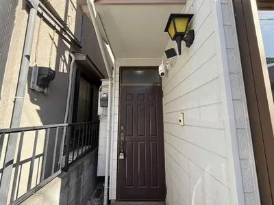 a hallway with a brown door and a balcony at \u5171\u4eab\u536b\u6d74 \u72ec\u7acb\u5367\u5ba4 \u6210\u7530\u673a\u573a \u7fbd\u7530\u673a\u573a \u94f6\u5ea7\u65b0\u6865\u4e00\u7ebf\u76f4\u8fbe in Tokyo