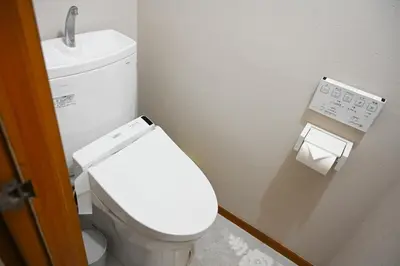 a bathroom with a white toilet and a sink at \u5171\u4eab\u536b\u6d74 \u72ec\u7acb\u5367\u5ba4 \u6210\u7530\u673a\u573a \u7fbd\u7530\u673a\u573a \u94f6\u5ea7\u65b0\u6865\u4e00\u7ebf\u76f4\u8fbe in Tokyo