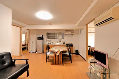 a living room with a dining table and a kitchen at \u30b5\u30f3\u30e9\u30a4\u30d5\u677e\u304c\u8c37 in Tokyo