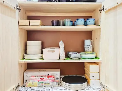 a cupboard filled with plates and bowls and dishes at \u677f\u6a4b\u99c5\u5f92\u6b692\u5206 \u6c60\u888b\u307e\u3067\u96fb\u8eca2\u5206 \u5b8c\u5168\u8cb8\u5207 \u6700\u59274\u4eba in Tokyo