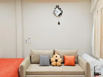 a teddy bear sitting on a couch under a clock at \u677f\u6a4b\u99c5\u5f92\u6b692\u5206 \u6c60\u888b\u307e\u3067\u96fb\u8eca2\u5206 \u5b8c\u5168\u8cb8\u5207 \u6700\u59274\u4eba in Tokyo