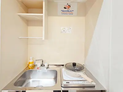 a small kitchen with a sink and a pot on a stove at \u677f\u6a4b\u99c5\u5f92\u6b692\u5206 \u6c60\u888b\u307e\u3067\u96fb\u8eca2\u5206 \u5b8c\u5168\u8cb8\u5207 \u6700\u59274\u4eba in Tokyo