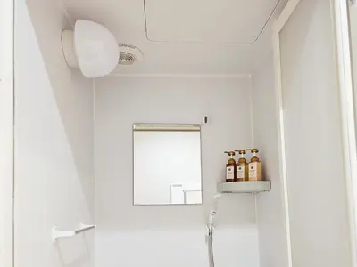 a white bathroom with a mirror and a shower at \u677f\u6a4b\u99c5\u5f92\u6b692\u5206 \u6c60\u888b\u307e\u3067\u96fb\u8eca2\u5206 \u5b8c\u5168\u8cb8\u5207 \u6700\u59274\u4eba in Tokyo