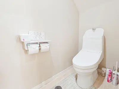 a bathroom with a toilet and two rolls of toilet paper at \u677f\u6a4b\u99c5\u5f92\u6b692\u5206 \u6c60\u888b\u307e\u3067\u96fb\u8eca2\u5206 \u5b8c\u5168\u8cb8\u5207 \u6700\u59274\u4eba in Tokyo