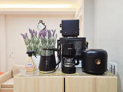 a counter top with a coffee maker and affeepot at \u677f\u6a4b\u99c5\u5f92\u6b692\u5206 \u6c60\u888b\u307e\u3067\u96fb\u8eca2\u5206 \u5b8c\u5168\u8cb8\u5207 \u6700\u59274\u4eba in Tokyo