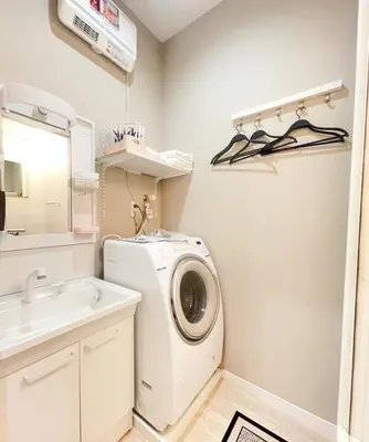 a laundry room with a washing machine and a sink at \u677f\u6a4b\u99c5\u5f92\u6b692\u5206 \u6c60\u888b\u307e\u3067\u96fb\u8eca2\u5206 \u5b8c\u5168\u8cb8\u5207 \u6700\u59274\u4eba in Tokyo