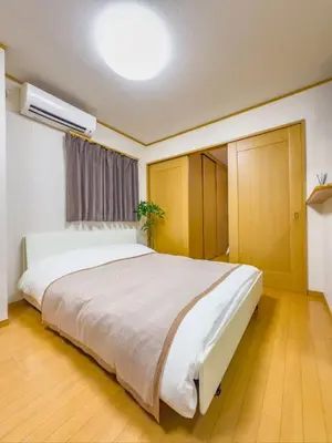 a bedroom with a large white bed and a window at \u62bc\u4e0ahotel max4 people -SM0385 in Tokyo