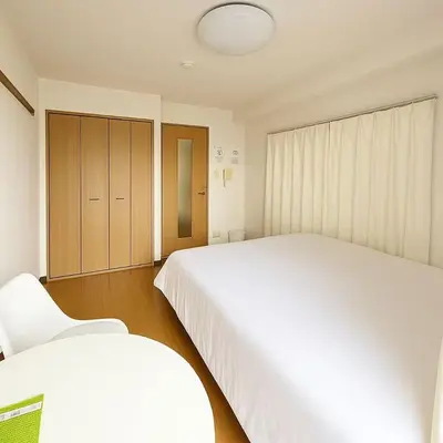 a bedroom with two beds and a closet at \u62bc\u4e0a hotel \u5927\u5e8a\u623f -SM0387 in Tokyo