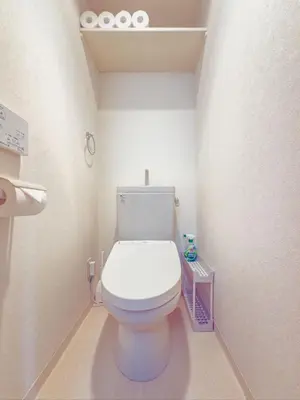 a bathroom with a white toilet in a room at \u62bc\u4e0a hotel \u5927\u5e8a\u623f -SM0387 in Tokyo